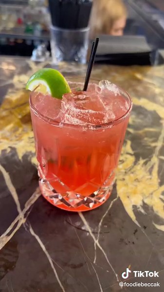 220 Merrill located in 📍Birmingham, Michigan is an upscale restaurant with great drinks! I stopped by for happy hour and Needless to say it was a very happy hour🥰. #detroitfoodiefinds #detroitfoodies #detroitfood #detroiteats #michiganfoodie #metrodetroitfoodie