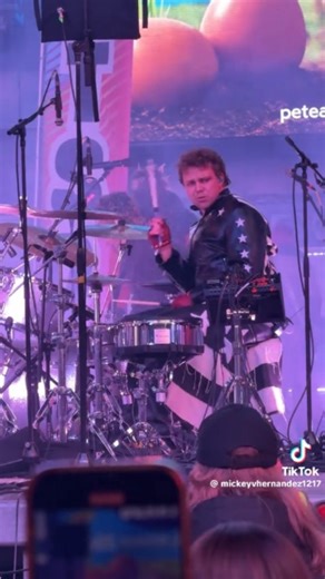 ★LIVESOS★ on Instagram: "Everyone's A Star #5sosTimesSquare #5sosNY #5sosnyc #5sos #ashtonirwin #lukehemmings #michaelclifford #calumhood #5secondsofsummer #5soslive #fyp #parati #drums #drummer"