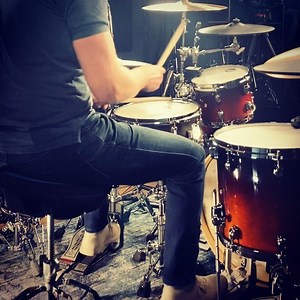 This hand to feet combo is simple on the surface but SO FREAKING HARD to get sounding natural. I will keep working on it. #drumpractice #drumrudiments #drums #drumeo #drummer | Jared Falk