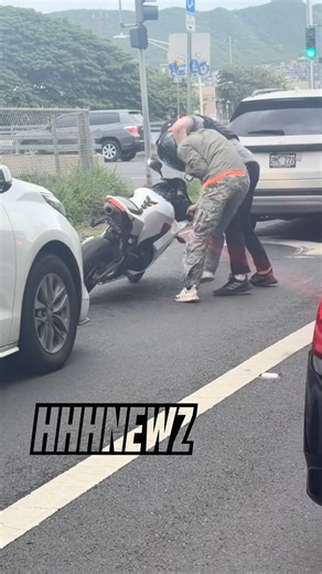 Isaac Scharsch on Instagram: "Whole brah how’s dis one. Video shows one biker getting pulled off his bike at a stoplight by HPD plainclothes, looks like CRU. Rider gets taken to the ground and put in handcuffs. Happened Liliha. UPDATE: I just got word the arrest was because the motorcycle was reported stolen. I also got word the rider may have two outstanding federal warrants. Still trying confirm the exact details, identity, and what charges he was booked for. If anybody get more verified info,