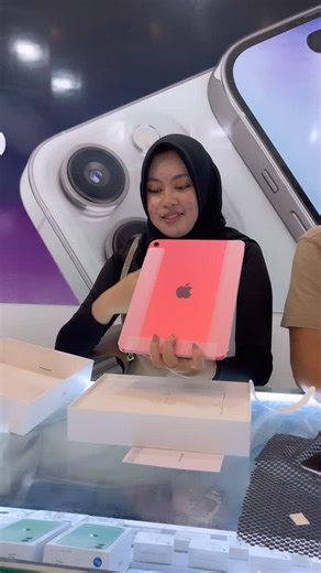 Trifone Palembang on Instagram: "Unboxing time🥰🥰 ipad gen 11 grs resmi Indonesia dan harga mulai dari 6 jutaan aja guys❤️‍🔥❤️‍🔥❤️‍🔥 Ready Lengkap ya di trifone iphone baru garansi resmi ibox / second like new, dan android di toko Trifone itu lengkap guys ada semuaaa 🥳🥳🥳 yg pasti Harga Termurah ✅ Original ✅ Bergaransi ✅ bisa tuker tambah ❤️‍🔥 bisa kredit, syarat KTP saja ❤️‍🔥 buruan kunjungi store kita di Hp center ruko ps “paling belakang” (samping alfamart dekat parkiran motor) Toko T