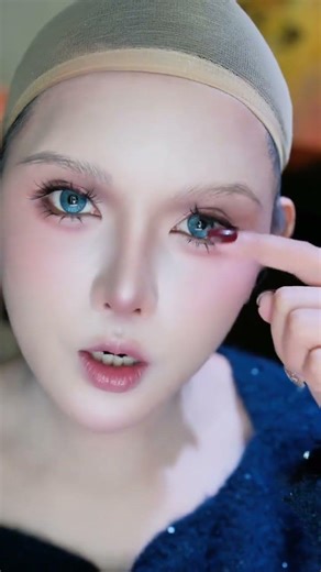 Master the Art of False Lashes: Long, Slender, and Light on the Eyes