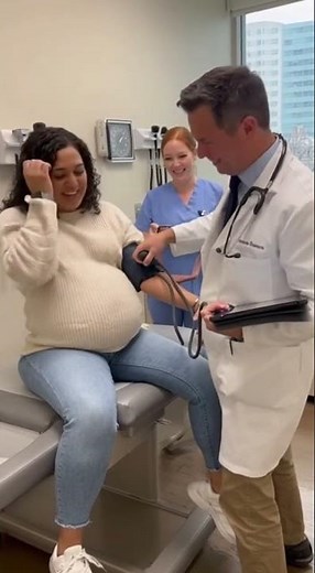 Pregnant lady farts at Doctor’s Office 😂