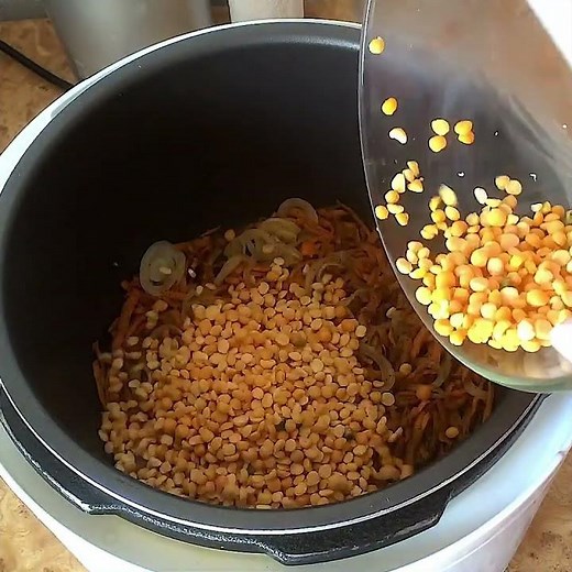 Гороховая каша со специями и овощами