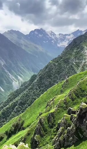 Stunning Panoramic Views of Majestic Mountains