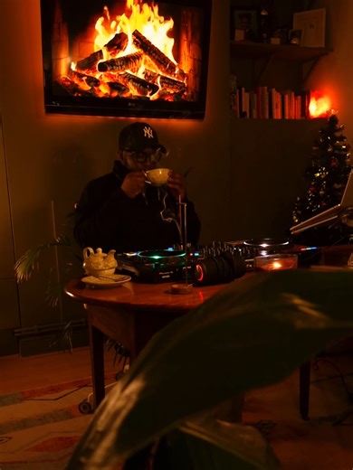 A short Story 📖...... I remember when I was younger there was this one girl i was infatuated with. I eventually had the opportunity to be with her, but I fumbled and contact stopped. Couple months later I was in a night club and there she was, looking amazing 😍 Music was playing, drinks were flowing, she was Dancing, Carefree it was a beautiful scene. Seeing her move like that, it hit me, I missed her, Missed her touch, Missed the way she made me feel. All i wanted to do was take her home, not