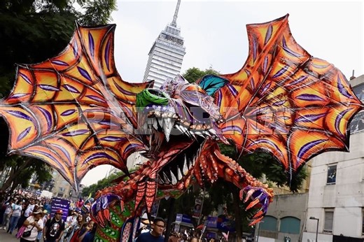 Desfilan alebrijes monumentales en CDMX