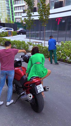 Un gardien compatissant aide une femme victime d'un accident vestimentaire. #FabiosaKindness #Fabiosa #fauxpas #gentillesse #catastrophevestimentaire #gentilgardien | Fabiosa France