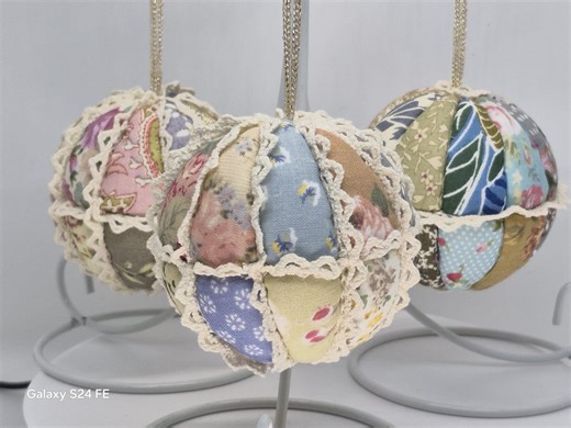 Bauble : Japanese Kimekomi-inspired Fabric Baubles With English Floral Textiles and Crochet Lace | Set of 3 - Etsy UK