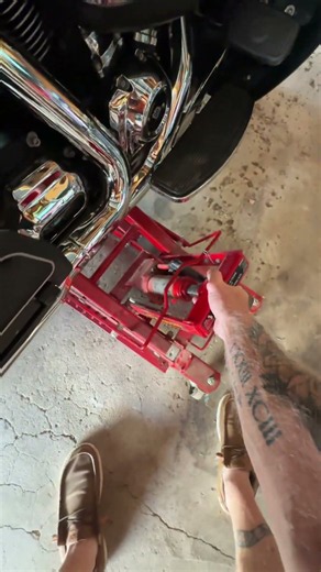 How I turn my Harley Davidson around in the garage #harleydavidson #motorcycle ￼