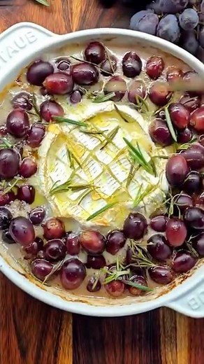 Your next easy appetizer has arrived! This Baked Brie with Grapes is creamy, dreamy, and oh, so delicious🙌😊 Recipe is in the first comment ⬇️ #bakedbrie #holidayfood #holidayrecipe #bestappetizer #recipe | katerynascafe