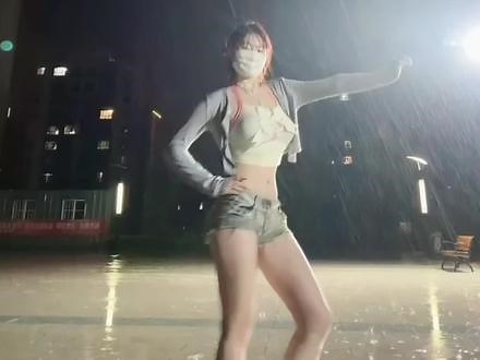 你那里在下雨吗？和我一起citywalk到路灯全灭吧～#人美嘴甜Fantasy舞蹈挑战#雨中跳舞