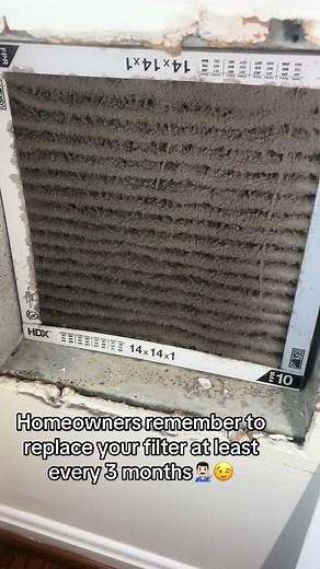 Homeowners remember to replace your filter at least every 3 months👨🏻‍🔧😉❄️#homeowners #casas #hogar #dirtyfilter #hvac #parati #fyp