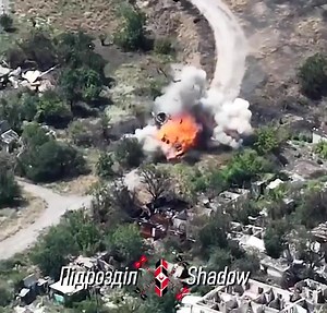 Destruction of two Russian tanks and two BMP IFVs in Donetsk's Krasnohorivka on 27 July or earlier Ukraine's Shadow drone unit shared the footage. Krasnohorivka, a Donetsk suburb, has been among the front's hottest spots for months. 📹 https://t.me/pidrozdilshadowoficial/583 | Euromaidan Press