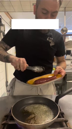 Foie de veau juste saisi au beurre, fondant à cœur. Ail et persil pour le parfum, puis déglaçage au vinaigre de framboise pour la touche acidulée. On termine à la crème de balsamique pour l’équilibre et la gourmandise. Simple, rapide, efficace… le produit avant tout. #foiedeveau #cuisinefrançaise #gourmand#realcreator | Hôtel le Puy-Ferrand Restaurant La Table de L'Ours