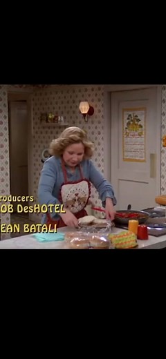 Red and Eric forgot Kitty’s birthday #that70sshow #birthday #kittyforman #redforman #ericforman #mother #wife