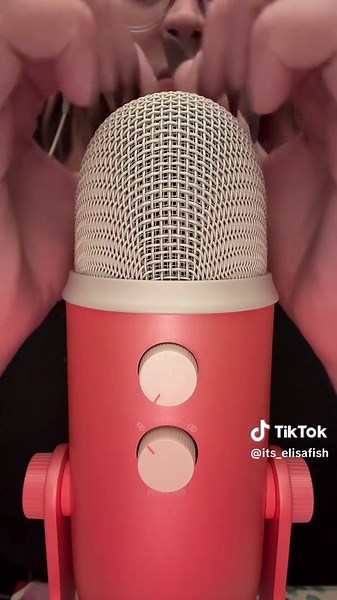 8 Minutes of Relaxing Mic Scratching ASMR Experience
