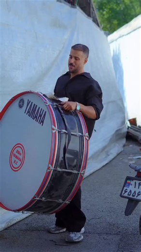 fried kanzo fan on Instagram: "日本利用压电瓷砖将脚步转化为电能。这些瓷砖捕捉来自你脚步的动能。当你行走时，你的重量和动作用会对瓷砖产生压力。瓷砖会轻微弯曲，从而产生机械应力。瓷砖内部的压电材料将这种应力转化为电能。每一步都会产生少量电荷，而数百万步结合在一起就能产生足够的电力来驱动LED灯、显示屏和传感器。在像涩谷车站这样繁忙的地方，每天大约有240万个脚步为这一系统作出贡献。这些电能可以被储存或立即使用，从而减少对传统电力来源的依赖，并支持可持续的城市基础设施。这种方法将日常运动转化为实用的可再生能源。 #日本 #知识 #事实 #你知道吗 #推荐 #科技 #创新 #历史 #技术 #实验 #热门"