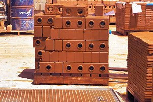 Des briques en terre cuite (et crue) pour construire des maisons passives et durables