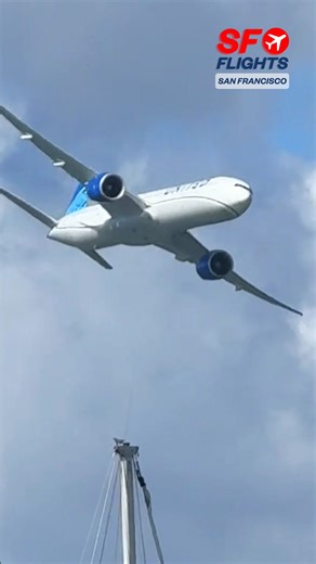 🌉 United Airlines jet soars above the San Francisco Bay during Fleet Week 2025 — pure aviation pride. #fleetweek2025 #unitedairlines #planespotting #flysfo #aviationlovers #sanfranciscobay #avgeek #fblifestyle #sfflights | SF.Flights