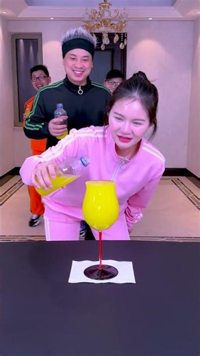 Water catching challenge, who is the unluckiest person? #funny #familychallenge #partygame