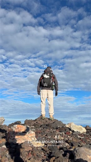 ᴛᴀᴋᴇ | 日本百名山25/100⛰️ DAY28 日本人なら誰もが憧れるあの山へ。 国内最高峰からみる御来光を求めてナイトハイク。 登山には慣れたけど、ここでしか感じられない高度で 高山病気味になって本当に焦った。 その分、山頂からみた景色は最高で、 登山を始めた年の頃を思い出した。... | Instagram