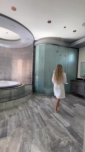 195K views · 10K reactions | I’m a digital planning kind of girl and this is how I tackle my daily tasks and to-do lists with ease 懶 @iammarcohall #digitalplanner #plan #planner #notebook #digitalcreator #organizewithme #todolist #organizing #dailytasks #daily #tasks | The Beverly Halls | Facebook