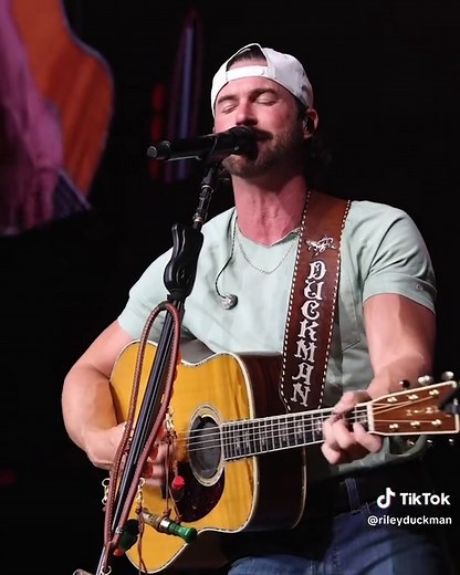 Riley Green's New Song 'Worst Way' Explored