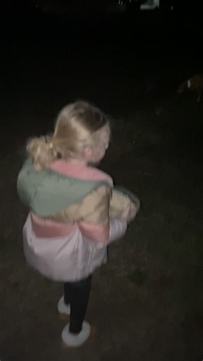 We told her to spread the reindeer food all over the yard💀🤣 aka oatmeal and GLITTER