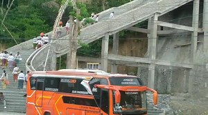 Pemedek dari berbagai penjuru Bali datang (tangkil) ke Pura Melanting Desa Adat Bugbug. Dumogi sami polih kerahayuan lan kesukertaan. Humas Desa Adat Bugbug | Humas Desa Adat Bugbug