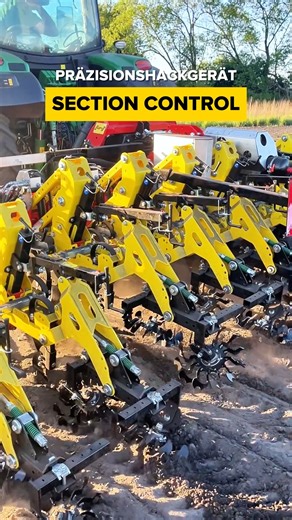 Ersteinsatz eines Präzisionshackgeräts HS 6012 mit Section Control Mit der HS 6012 und integrierter Section Control lassen sich einzelne Hackelemente automatisch ausheben – ideal für Keile, Vorgewende oder Teilflächen mit Auslassungen. 🌾 ➡️ Keine Doppelbearbeitung ➡️ Separate Steuerung einzelner Hackelemente in verwinkelten Flurstücken ➡️ Punktgenaues Ein - und Ausheben der Arbeitswerkzeuge ➡️ Weniger Verschleiß ➡️ Maximale Flächenleistung bei voller Kontrolle ➡️ Entlastung des Fahrers ➡️ Mehr 