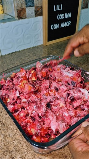 La ensalada de remolacha y zanahoria es un clásico de la cocina casera en muchos países de América Latina, incluyendo Colombia. Es conocida por su simplicidad y el vibrante color que le dan sus ingredientes principales. ​Ingredientes principales ​Remolacha: cocida y rallada o cortada en cubos pequeños. Aporta un sabor dulce y terroso, además de su característico color morado intenso. ​Zanahoria: rallada o finamente picada. Le añade un toque dulce y una textura crujiente. ​Aderezo: El aderezo tra