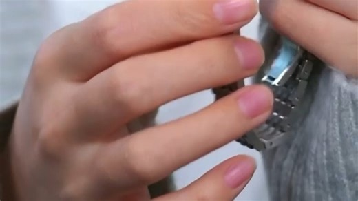 天梭力洛克系列机械男士腕表T147.407.11型号，精钢表壳搭配蓝色表盘，自动上链机芯运行稳定，日常佩戴兼具颜值与实用性，适合商务及休闲场合，提升整体质感。