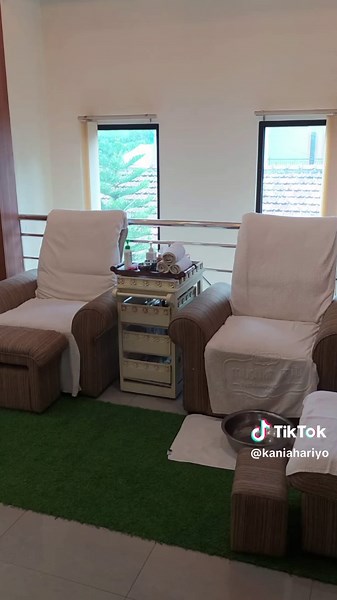 Family Spa di Pati, tempatnya OK, bersih calming dan exclusive, Mustika Ratu group. cocok banget buat relaksasi badan setelah lelah bekerja dan beraktifitas. bisa body massage, scrub, meni pedi, refleksi kaki, totok wajah dll. jangan lupa reservasi dulu ya sebelum perawatan. #houseofmustikaratu #familyspapati #spapati #salonpati #bodymassagepati #patihits #patipunya #houseofmustikaratupati #spaeksklusifpati #spacouple #spacouplepati #preweddingspa