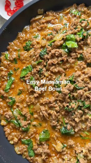 Dinner ready in 20 minutes and it’s delicious! Massaman inspired beef mince simmered in coconut milk and served with rice and greens. Budget friendly, great for a weeknight or to meal prep. 🥥 Massaman Beef Bowl 🧄 INGREDIENTS - serves 3-4 1 onion 3 cloves garlic 1 tablespoon extra virgin olive oil 500g lean beef mince 3 tablespoons massaman curry paste I used @ayamaustralia 200ml coconut milk 1/2 cup chicken/beef stock 80g chopped baby spinach To serve: Steamed broccolini or green beans Cooked 