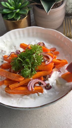 Marchewka w kremowym sosie jogurtowo-serowym 🥕🥣 Zwykła marchewka, ale w zupełnie innym wydaniu. Podpieczona, nadal twarda i przyjemnie chrupiąca, połączona z wyrazistym, kremowym sosem. Minimalizm składników, a efekt naprawdę robi robotę. Składniki: – 3 marchewki – 1 cebula – oliwa z oliwek – jogurt naturalny 200 g – 1/3 kostki sera sałatkowego – pieprz – czosnek granulowany Sposób przygotowania: 1. Marchewki obierz i pokrój w słupki. 2. Cebulę obierz i pokrój w półksiężyce. 3. Warzywa skrop o