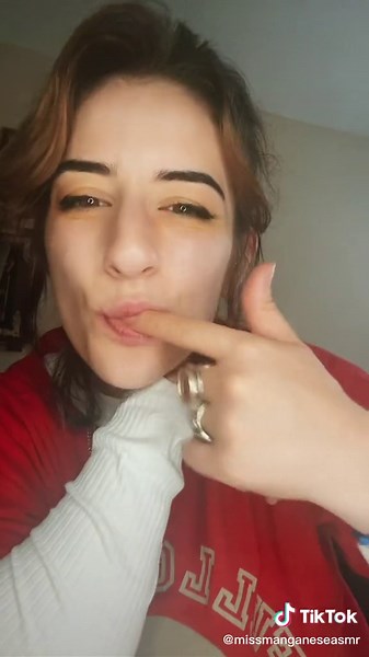 ASMR Spit Painting and Scratch Head - Miss Manganese