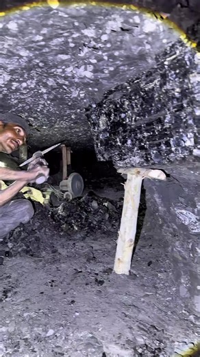 Deep Earth Secrets Blackd Diamond Extraction 10000 feet Below #hiddentreasures #gemstone #miningcave #Minecraft #blackdiamond #blackdiamondmining #Goldmining #minetunnel #usa