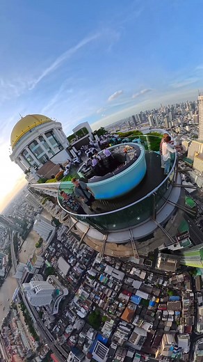 You spin my head right round, right round 😎 🌆 Have you visited Bangkok’s iconic Skybar at Lebua Hotels & Resorts?— still one of the wildest rooftop bucket-list spots in the world. 🔥Want more of this? Follow now @Thailand Parties 🔥 Shot on @insta360 FPV drone @betafpv with @sembler8 🚁 #BangkokRooftops #LebuaStateTower #LebuaResorts #SkyBarBangkok