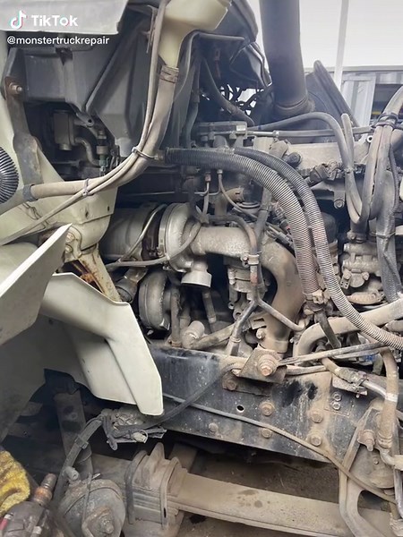 Maxxforce Twin turbo to single turbo conversion. #monstertruckrepair #mtrrepair #maxxforce #garretturbo #miami #camioneros #camiones #camionerosporelmundo #topgunmode #trucks #violent #diesel #camioneroscubanos #lalocura #endoftheworld #inventos #creation @Yalian_h_f