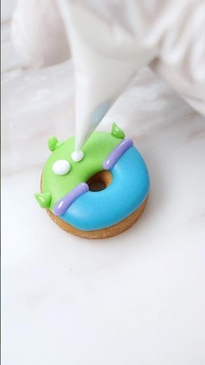 What is this?💭🦖⭐️#icingcookies #baking #toystory