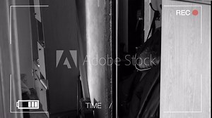 The real surveillance camera photographed and recorded the robber with a knife to get into the house.