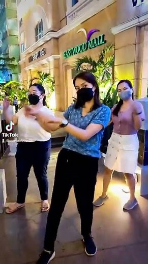 Mooning with friends 🌚