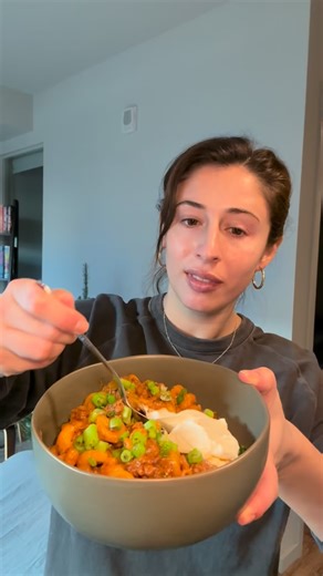 Gabby Eniclerico | Smoky Beef Cavatappi 🍝🌶️ 1️⃣ Boil salted water. Slice green pepper + scallions (separate whites & greens). 2️⃣ Cook cavatappi until al... | Instagram