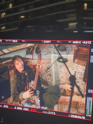 大山蒼生（おおやま あおい） on Instagram: "音声配信アプリ「spoon」の新CMに出演させていただいています。 「spoon」に出会って運命が変わる、シンガーソングライターとしての夢を追い続ける女の子の物語です🎧 私はEP.3「ぶつかる壁、迷い続きの歌手志望者 大山あおい」篇に出演しております。 是非ご覧ください！ 初めて韓国のスタッフの皆さんとの撮影だったんですが、通訳者さんや翻訳機を通してお話することができて言語の壁をすっと飛び越えた気がして嬉しくなりました‪‪☺︎‬ そして日本のスタッフの皆さんも優しく接していただいて、緊張でガタガタでしたがほぐれました…🫶 ありがとうございました‪‪☺︎ #音声配信アプリ#spoon#一声一歩#CM #06#スターダスト#スターダストプロモーション#大山蒼生"