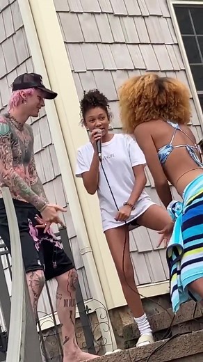 throwback to this iconic moment of casie killing it on the mic! Like father, like daughter ❤️ happy father’s day @the gunner #mgk #machinegunkelly #colsonbaker #happyfathersday #fyp #foryou