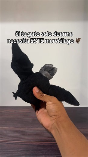 ¿Tu gato se aburre todo el día en casa? 🦇 Este murciélago volador lo mantiene entretenido sin que hagas nada. Tu michi se va a volver loco 🐱 Más info en mi perfil #juguetesparagatos #gatosespaña #gatosmexico #juguetegato #spain