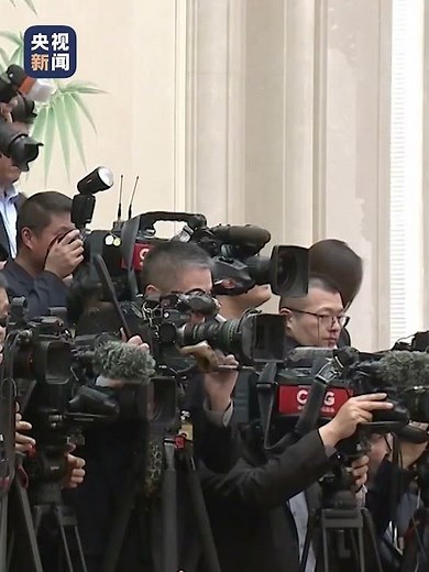 12月4日，习近平主席和法国总统马克龙共同见证签署多项合作文件。