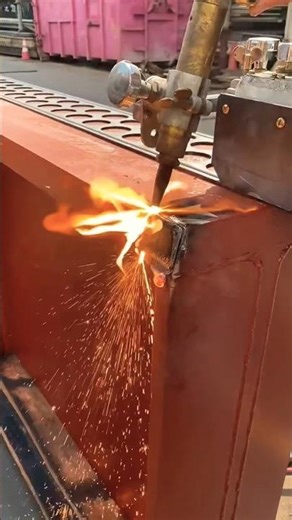 How steel plates are cut with a gas cutting machine