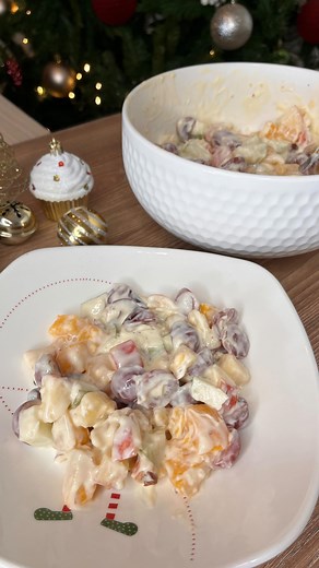 Nata Delichus  Recetas on Instagram: "Ensalada dulce navideña Ingredientes 1 manzana roja  1 pera  1 lata de duraznos  1/4 taza de arándanos secos 1/4 taza de frutos secos troceados 1/4 taza de queso crema 1/2 taza de crema de leche 2 cucharadas de leche condensada 2 cucharadas del almíbar de los duraznos   #navidad #recetas #recetasnavideñas #cenanavideña #ensaladanavideña #ensaladadulce #recetasfaciles #guarnicionesnavideñas"